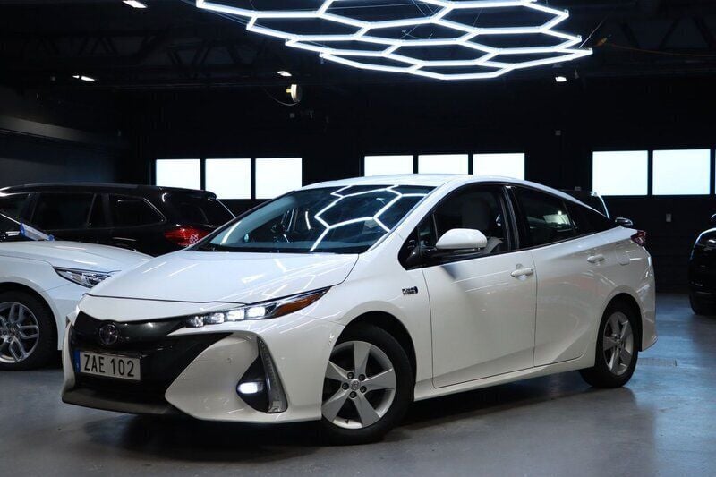 Vit Begagnad 2017 Toyota Prius Plug-in Hybrid Executive Halvkombi | 159 900 kr (Marknadspris) - Bild 1/4