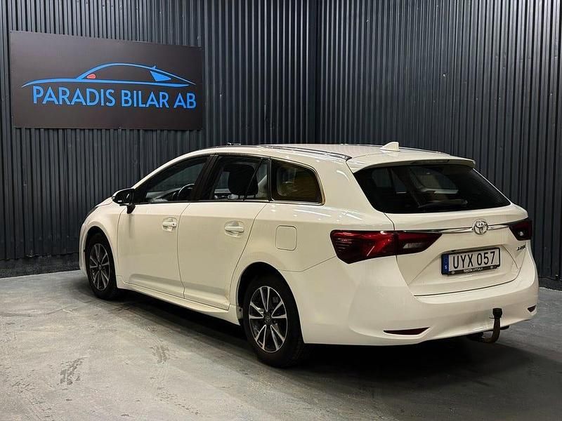 Begagnad Toyota Avensis Multidrive S 152 HK (111 kW) 2017 Vit Kombi
