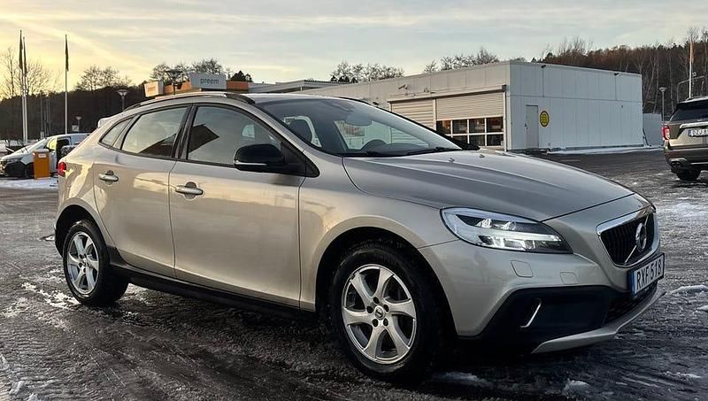 Begagnad 2018 Volvo V40 CC Kombi | 174 800 kr (Bra pris) - Bild 1/4