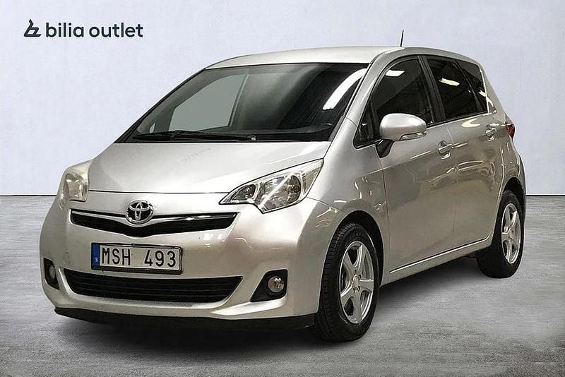 Silver Begagnad 2011 Toyota Verso-S Multidrive S Minibuss | 114 900 kr (Dyr) - Bild 1/3