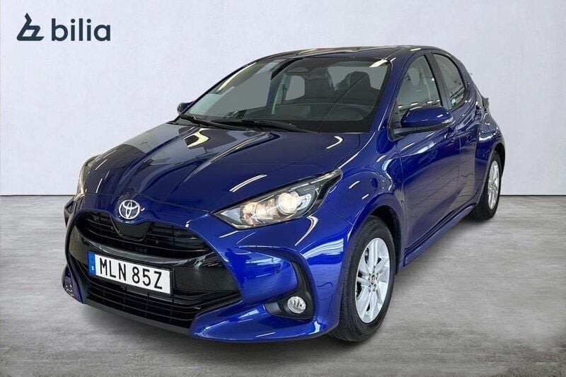 Mörkblå (blå) Ny 2024 Toyota Yaris Hybrid Active Halvkombi | 254 900 kr (Marknadspris) - Bild 1/4