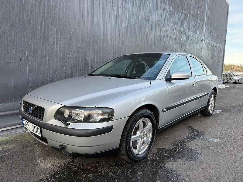 Ljusgrå Begagnad 2003 Volvo S60 Business Edition Sedan | 34 900 kr (Marknadspris) - Bild 1/4
