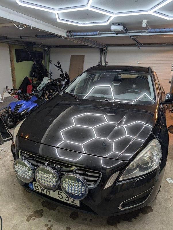 Svart Begagnad 2013 Volvo V60 Momentum Kombi | 75 000 kr (Marknadspris) - Bild 1/4