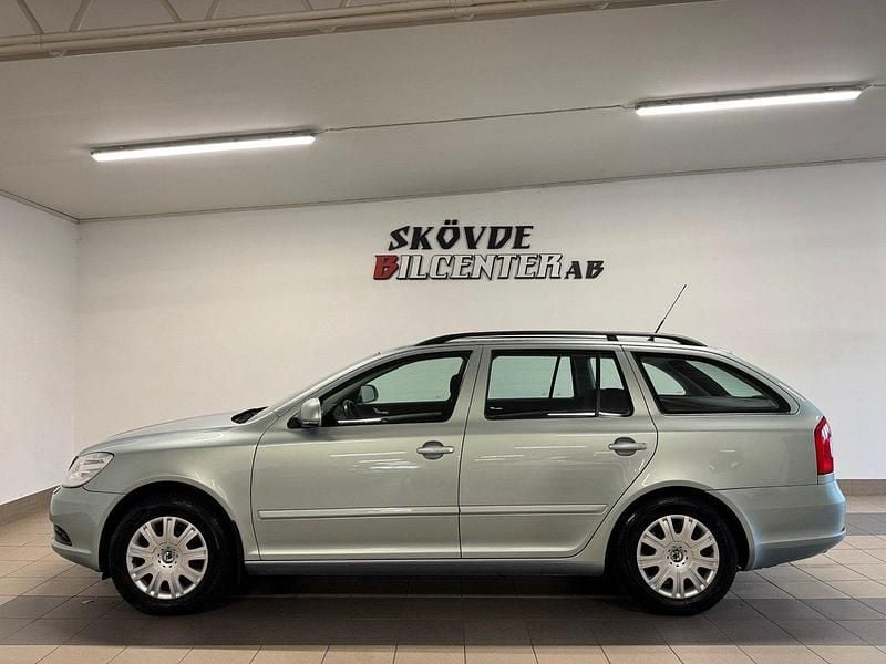 Ljusgrön Begagnad 2010 Skoda Octavia Kombi | 99 500 kr (Marknadspris) - Bild 1/4