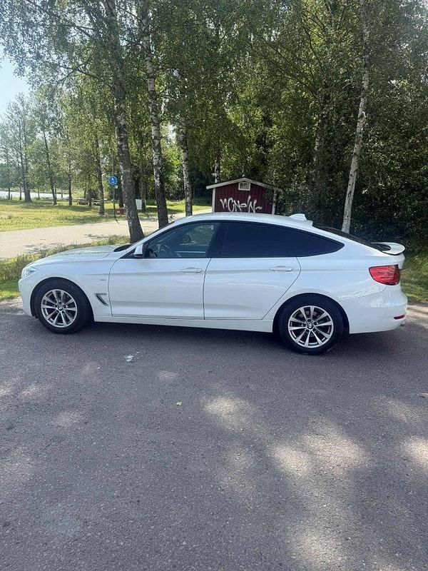 Vit Begagnad 2014 BMW 320 Gran Turismo Halvkombi | 129 000 kr (Marknadspris) - Bild 1/4