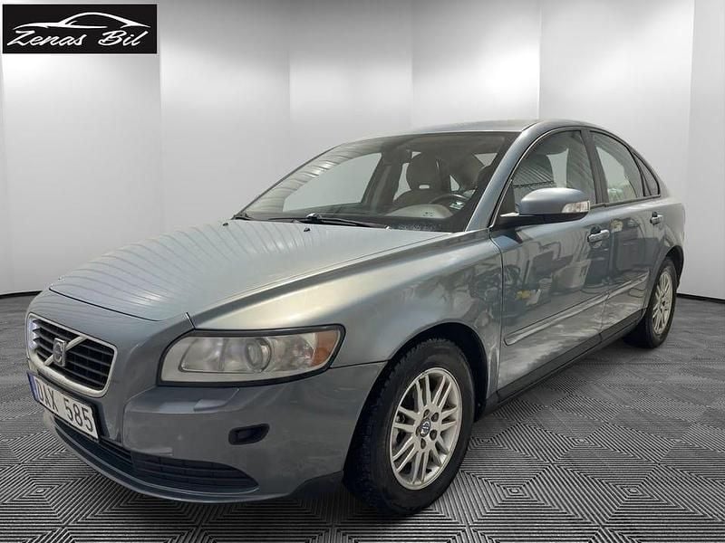 Ljusblå Begagnad 2007 Volvo S40 Kinetic Sedan | 27 900 kr (Marknadspris) - Bild 1/4