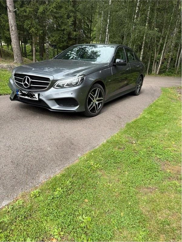 Grå Begagnad 2016 Mercedes E220 AMG Sedan | 205 000 kr (Bra pris) - Bild 1/4