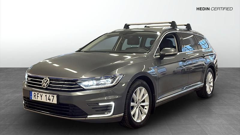 Grå Begagnad 2017 VW Passat GTE Kombi | 149 900 kr (Marknadspris) - Bild 1/4