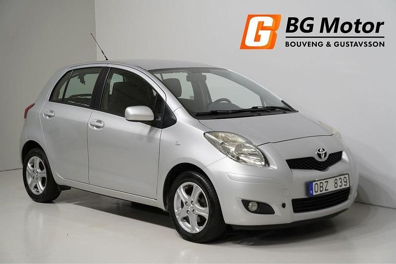 Silver Begagnad 2010 Toyota Yaris Halvkombi | 59 900 kr (Marknadspris) - Bild 1/4