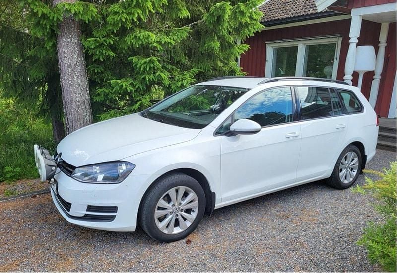 Vit Begagnad 2017 VW Golf VII Kombi | 90 000 kr (Superpris) - Bild 1/4