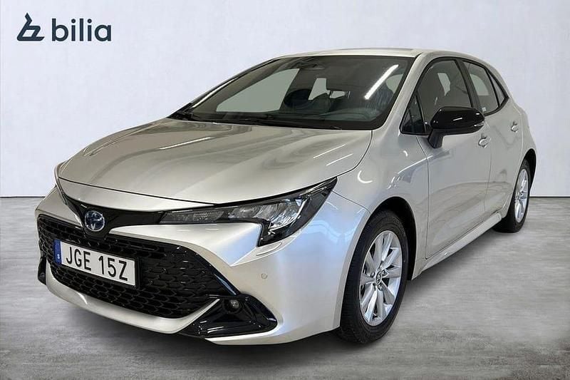 Silver Ny 2025 Toyota Corolla Hybrid Active Halvkombi | 334 900 kr (Marknadspris) - Bild 1/4