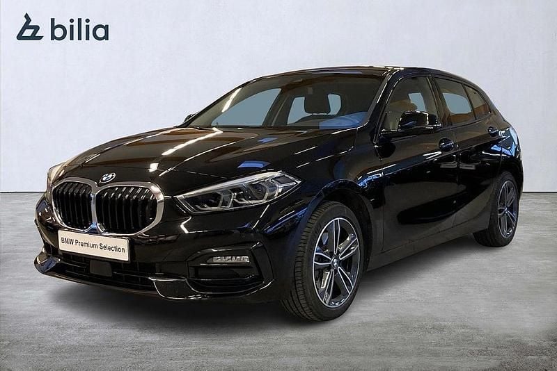 Svart Begagnad 2022 BMW 118 Sport Line Halvkombi | 265 000 kr (Marknadspris) - Bild 1/4