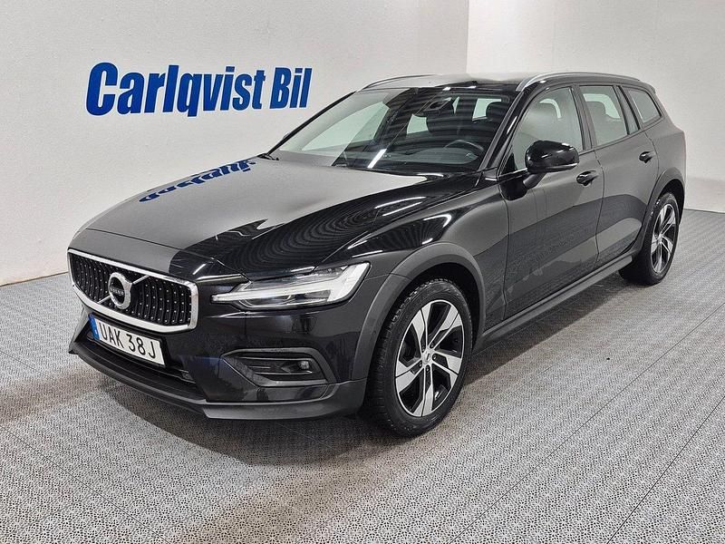 Svart Begagnad 2022 Volvo V60 CC Kombi | 319 000 kr (Marknadspris) - Bild 1/4