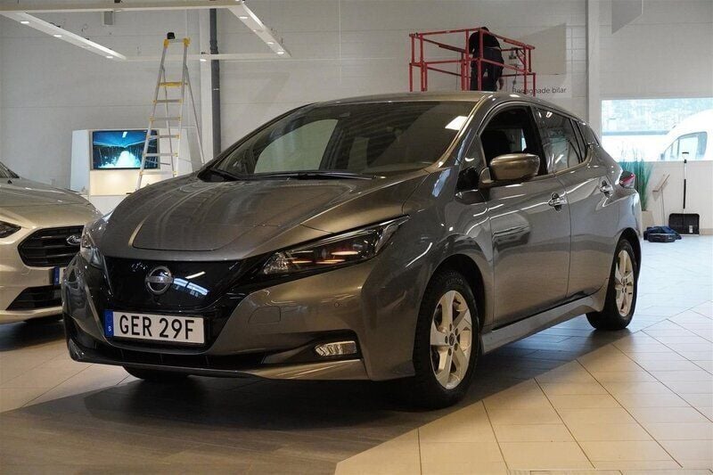 Grå/silver Begagnad 2023 Nissan Leaf N-Connecta Halvkombi | 204 900 kr (Marknadspris) - Bild 1/4