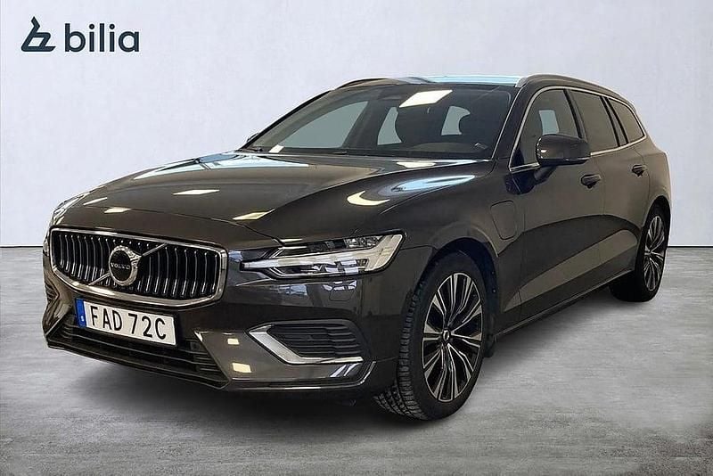 Grå Begagnad 2022 Volvo V60 Core Kombi | 389 900 kr (Marknadspris) - Bild 1/3