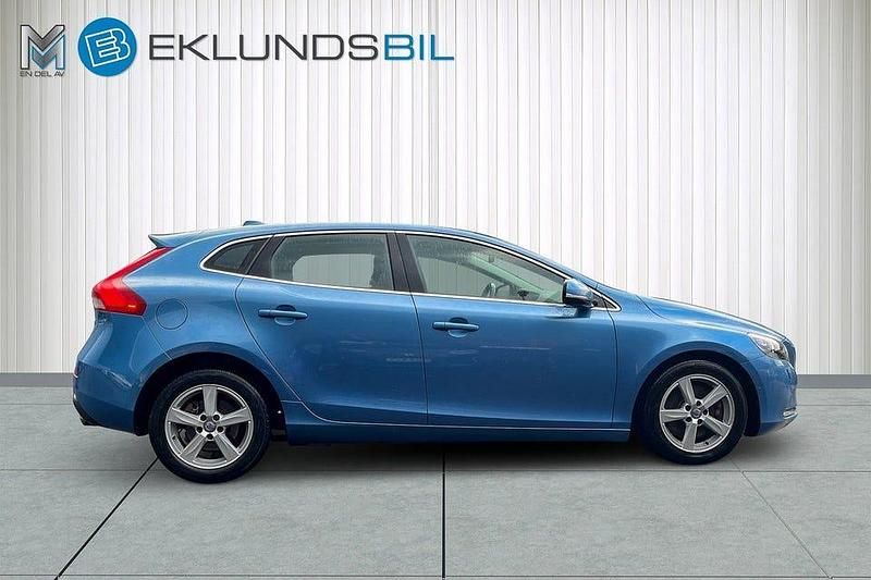 Begagnad Volvo V40 Momentum 190 HK (139 kW) 2014 Power blue metallic Halvkombi