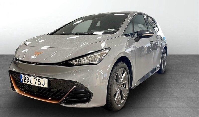 Grå Begagnad 2023 Cupra Born Halvkombi | 305 000 kr (Marknadspris) - Bild 1/4