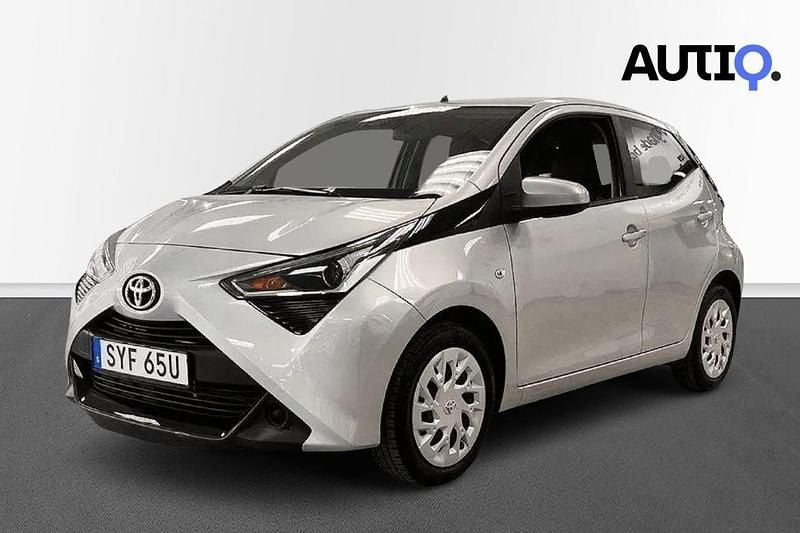 Silver Begagnad 2021 Toyota Aygo X-play Halvkombi | 109 900 kr (Marknadspris) - Bild 1/3