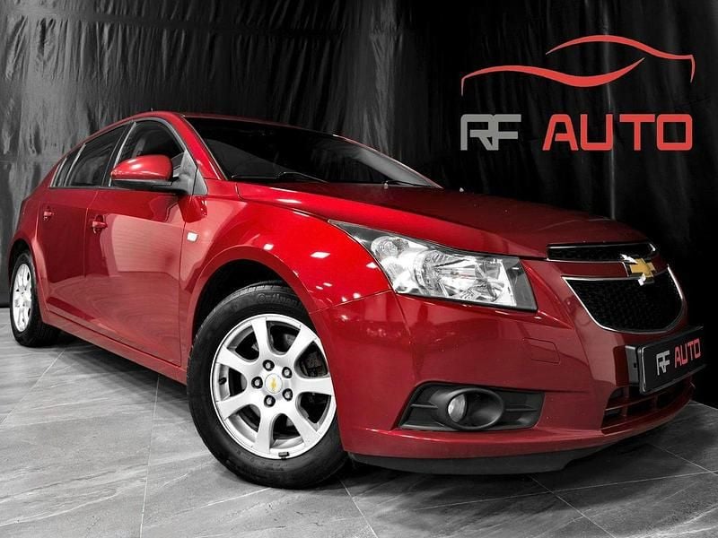 Röd Begagnad 2012 Chevrolet Cruze Halvkombi | 54 900 kr (Marknadspris) - Bild 1/4