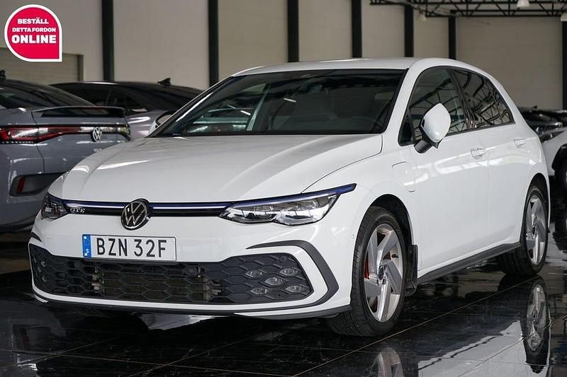 Vit Begagnad 2021 VW Golf VIII GTE Halvkombi | 287 500 kr (Marknadspris) - Bild 1/4