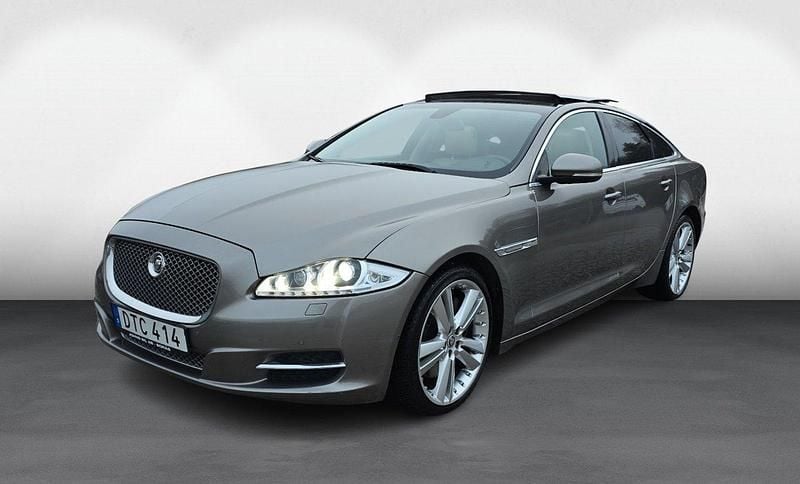 Grå Begagnad 2010 Jaguar XJ Sedan | 139 800 kr - Bild 1/4