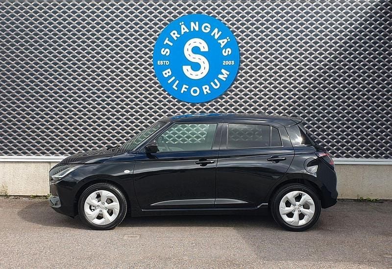 Svart (svartmetallic) Ny 2024 Suzuki Swift Halvkombi | 241 800 kr (Marknadspris) - Bild 1/4