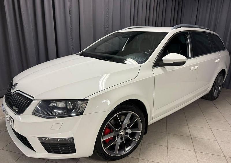 Vit Begagnad 2014 Skoda Octavia RS Kombi | 139 900 kr (Marknadspris) - Bild 1/4