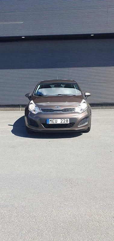 Brun Begagnad 2012 Kia Rio Halvkombi | 50 000 kr (Marknadspris) - Bild 1/4