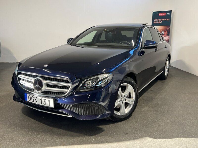 Mörkblå (blå) Begagnad 2017 Mercedes E220 Avantgarde Sedan | 304 900 kr (Marknadspris) - Bild 1/4
