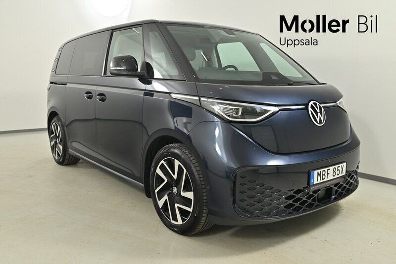 Mörkblå (starlight blue metallic) Begagnad 2024 VW ID. Buzz Pro Van | 529 000 kr (Marknadspris) - Bild 1/3