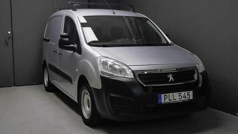 Grå Begagnad 2017 Peugeot Partner Minibuss | 94 900 kr (Bra pris) - Bild 1/4