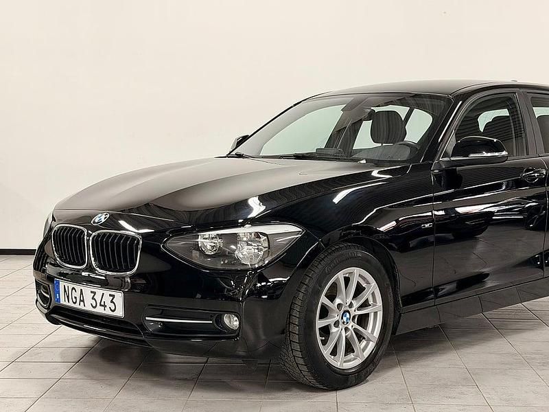 Begagnad BMW 118 Sport Line 143 HK (105 kW) 2012 Svart Halvkombi