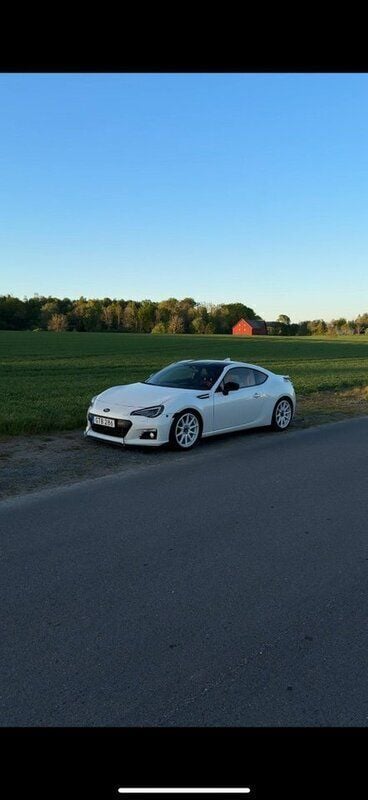 Vit Begagnad 2016 Subaru BRZ Sportkupé | 200 000 kr - Bild 1/4