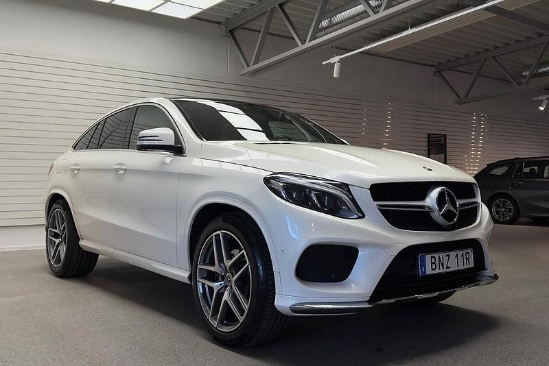 Vit (designo diamantvit) Begagnad 2019 Mercedes GLE350 AMG line Sportkupé | 409 000 kr (Bra pris) - Bild 1/4