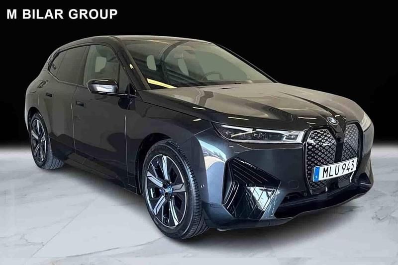 Grå Begagnad 2022 BMW iX SUV | 479 000 kr (Marknadspris) - Bild 1/1