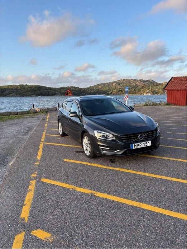 Grå Begagnad 2015 Volvo V60 Summum Kombi | 122 500 kr (Bra pris) - Bild 1/4