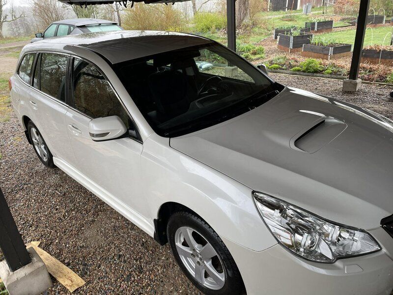 Vit Begagnad 2010 Subaru Legacy Kombi | 30 000 kr (Lite dyr) - Bild 1/2