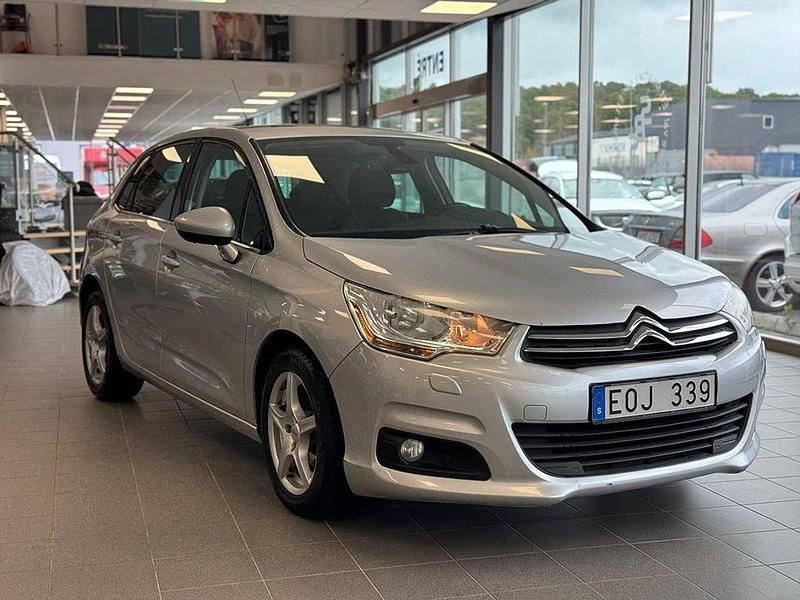 Silver Begagnad 2011 Citroën C4 Halvkombi | 59 900 kr (Lite dyr) - Bild 1/3