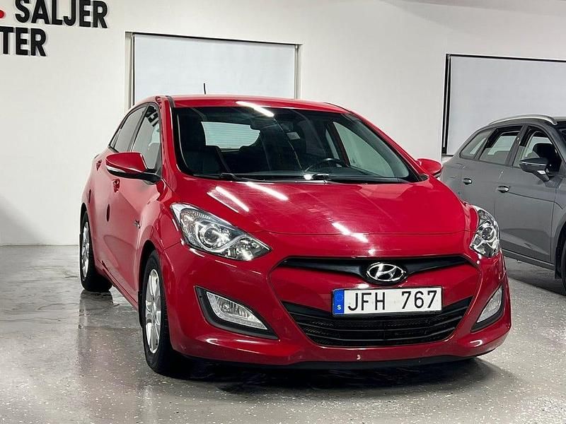 Begagnad Hyundai i30 110 HK (80 kW) 2013 Röd Halvkombi