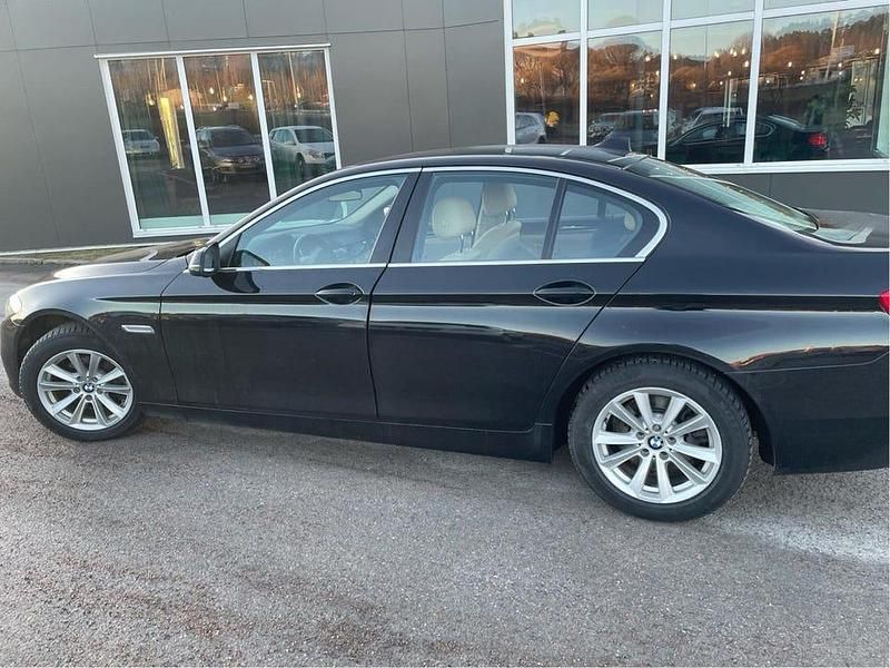 Svart Begagnad 2014 BMW 520 Sedan | 140 000 kr (Marknadspris) - Bild 1/4