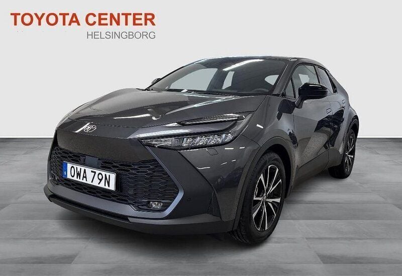 Mörkgrå (grå) Ny 2024 Toyota C-HR Style SUV | 383 900 kr (Marknadspris) - Bild 1/3