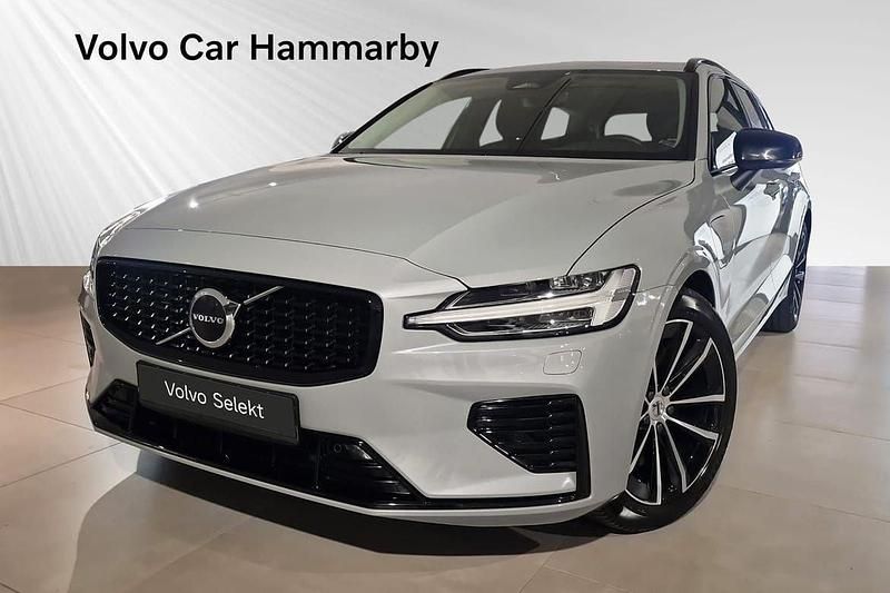 Grå Begagnad 2024 Volvo V60 Plus Kombi | 479 900 kr (Marknadspris) - Bild 1/3