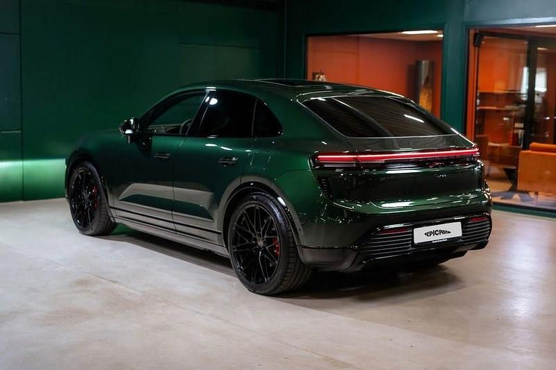 Begagnad Porsche Macan Turbo 469 kW (639 HK) 2024 Mörkgrön SUV