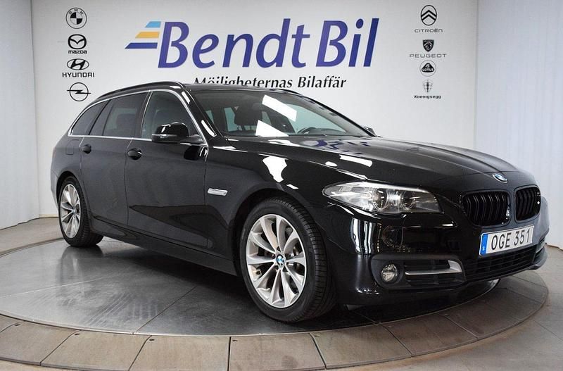 Svart Begagnad 2016 BMW 520 M Sport Kombi | 214 500 kr (Marknadspris) - Bild 1/3