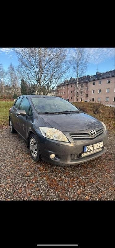 Grå Begagnad 2010 Toyota Auris Plus Halvkombi | 86 000 kr (Marknadspris) - Bild 1/4