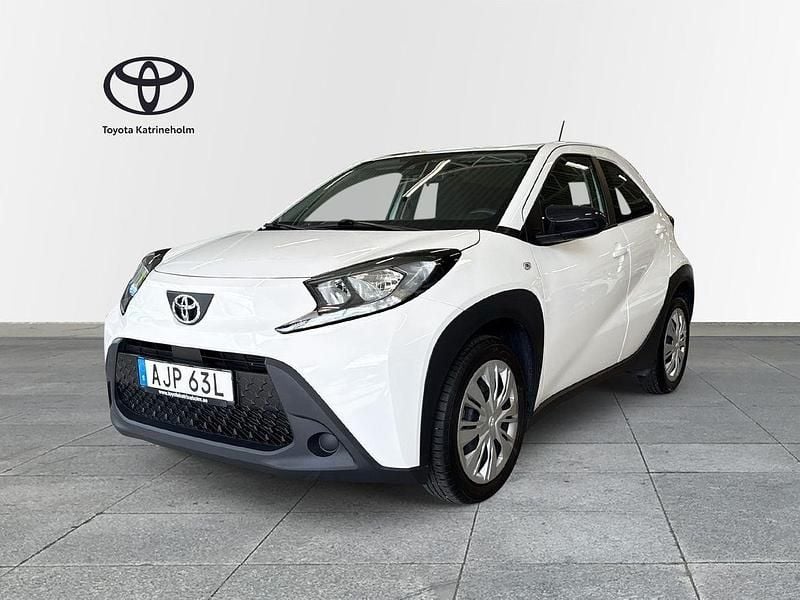 Vit Begagnad 2022 Toyota Aygo Halvkombi | 143 900 kr (Bra pris) - Bild 1/3