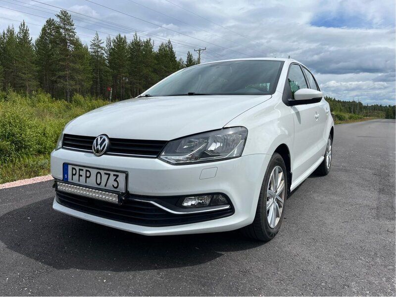 Vit Begagnad 2017 VW Polo Halvkombi | 99 000 kr (Bra pris) - Bild 1/4