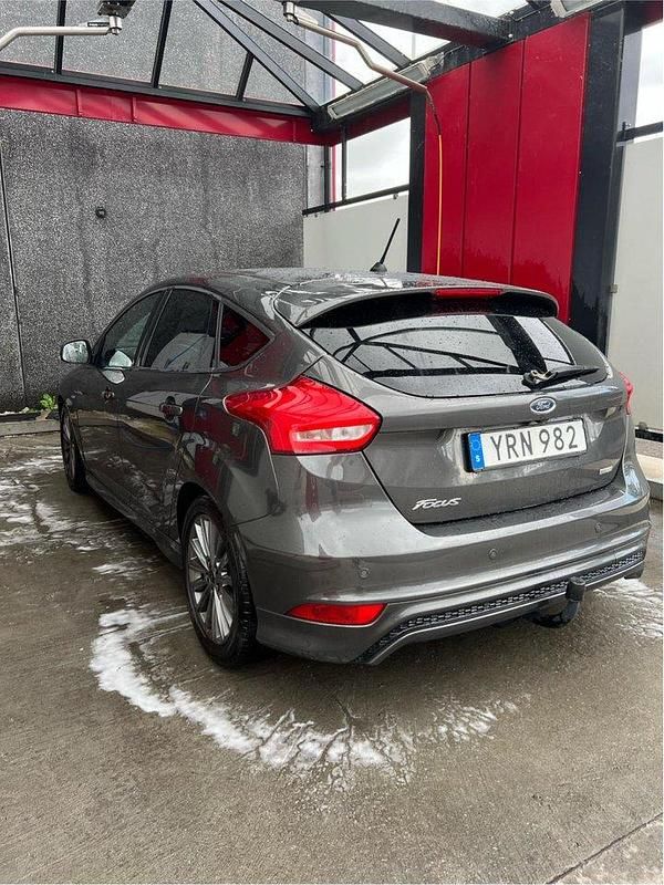 Grå Begagnad 2018 Ford Focus ST-Line Halvkombi | 118 000 kr (Marknadspris) - Bild 1/4