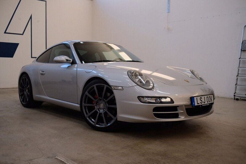 Silver Begagnad 2006 Porsche 911 Carrera S Sport Sportkupé | 475 000 kr (Marknadspris) - Bild 1/4