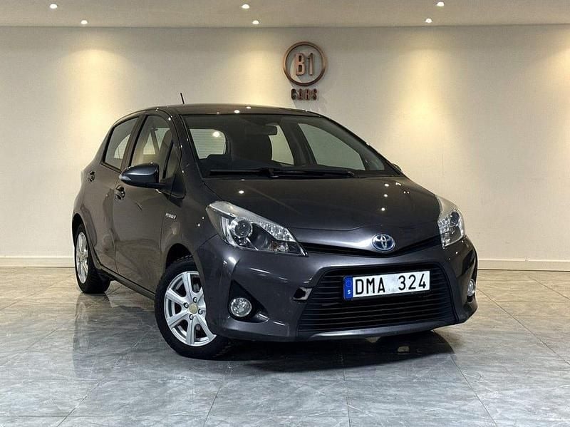 Grå Begagnad 2013 Toyota Yaris Hybrid Active Halvkombi | 109 900 kr (Dyr) - Bild 1/4
